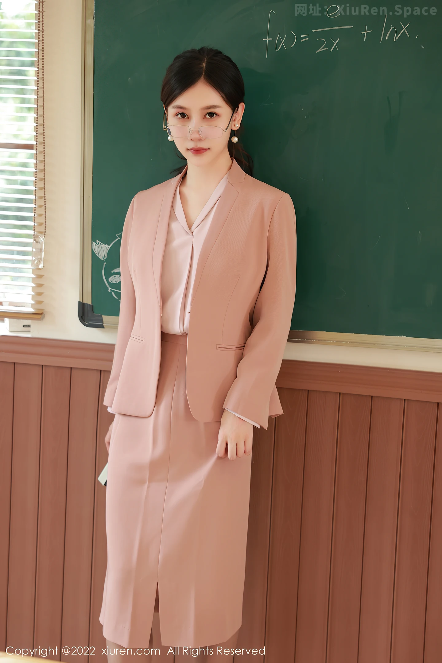 图片[6]-[XiuRen秀人网] VOL.5617 模特尹甜甜教师角色扮演性感浅色套装配灰丝裤袜迷人诱惑写真56P-秀人网官方网站